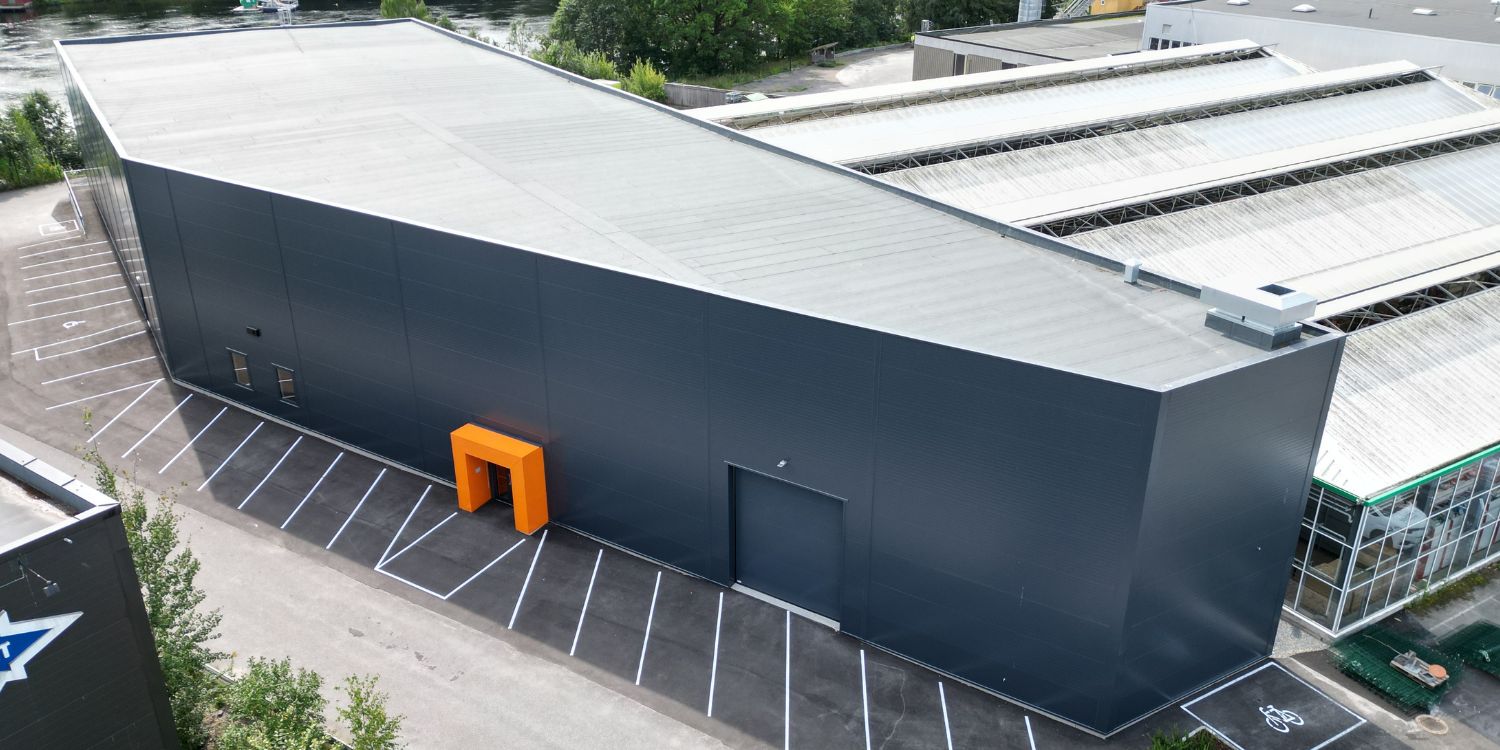 Overblikksbilde av fremsiden av padeltennishallen levert av FBSnor på Sliperiveien 10.