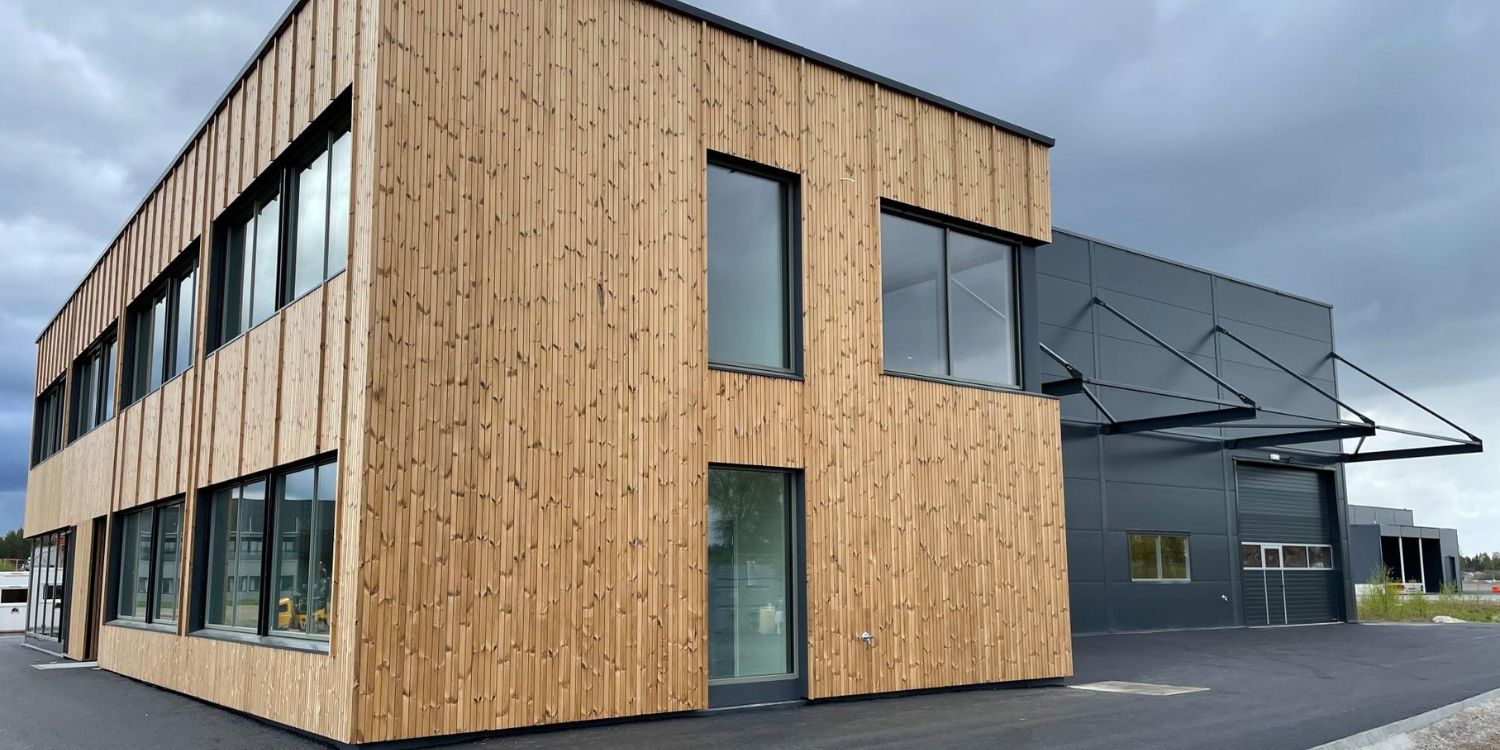 Ferdigstilt kombinasjonsbygg med lager og kontor, sett fra siden med kontor på fremsiden og lager på baksiden.