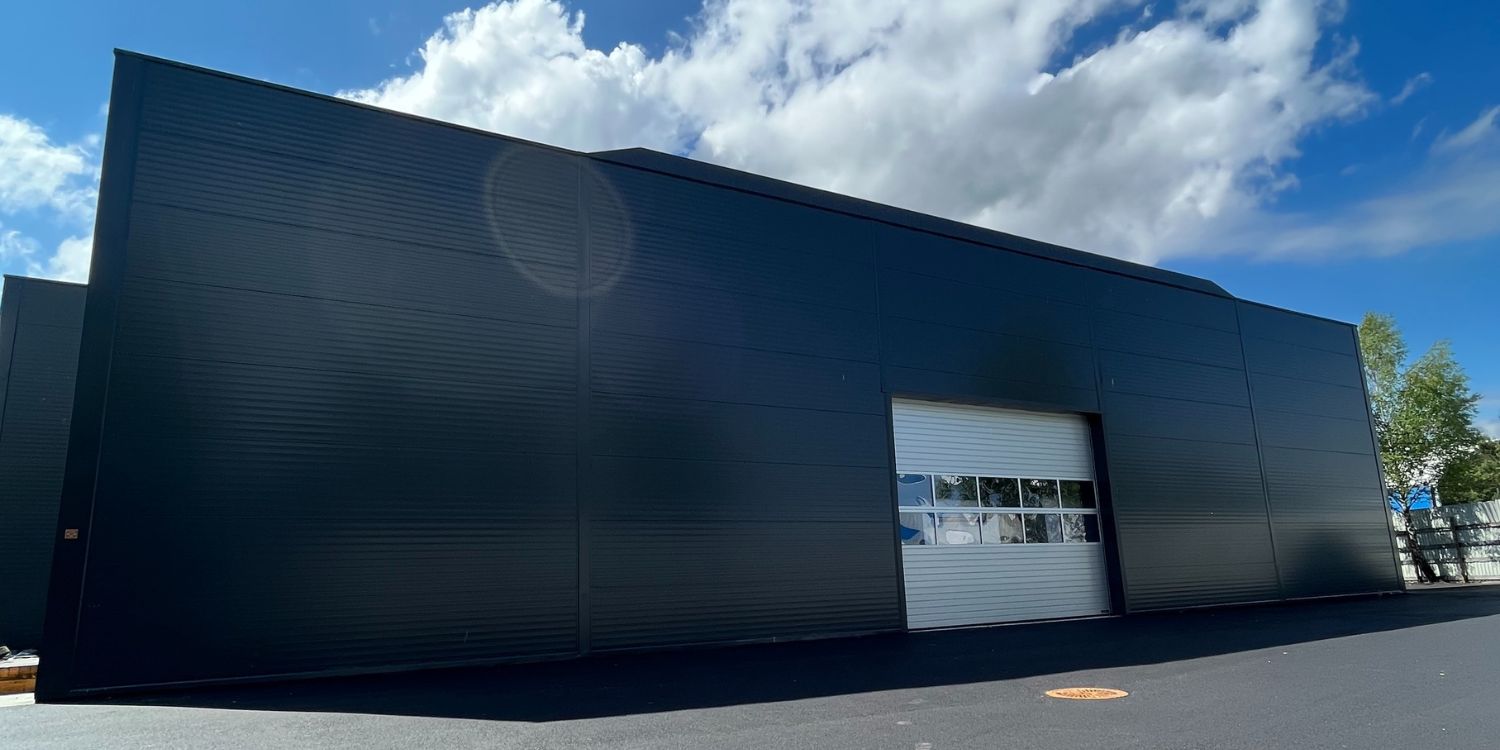 Fasade av ferdigstilt kombinasjonsbygg lager og butikk Mobile Zentrum, Hokksund