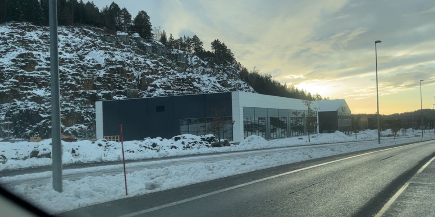 Bildet viser båtutstillingshall Østre Grenstøl 36 sett fra veien.