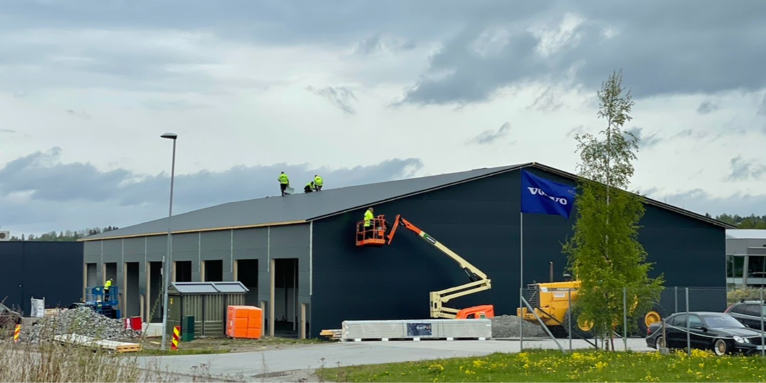 Lagerseksjonsbygg Halsetsvea 22 , Ingeberg, montasje av utvendig sandwichpaneler.