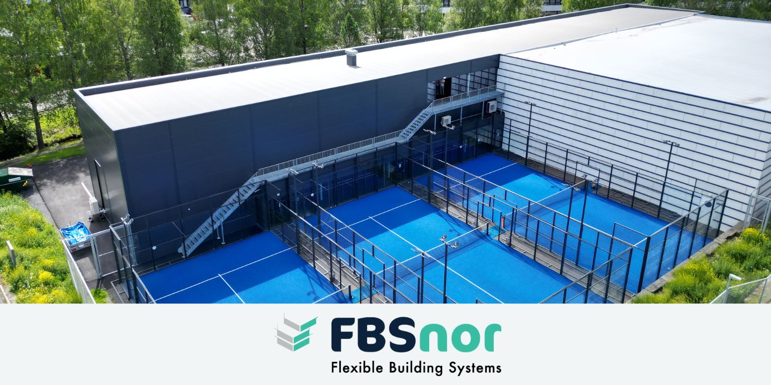 FBSnor har ferdigstilt nok en padeltennishall - denne gangen levert til PadelCo AS. Her ser du fasaden av både ny og gammel del av stålhallen - lekker padelhall med utendørs padeltennis baner.